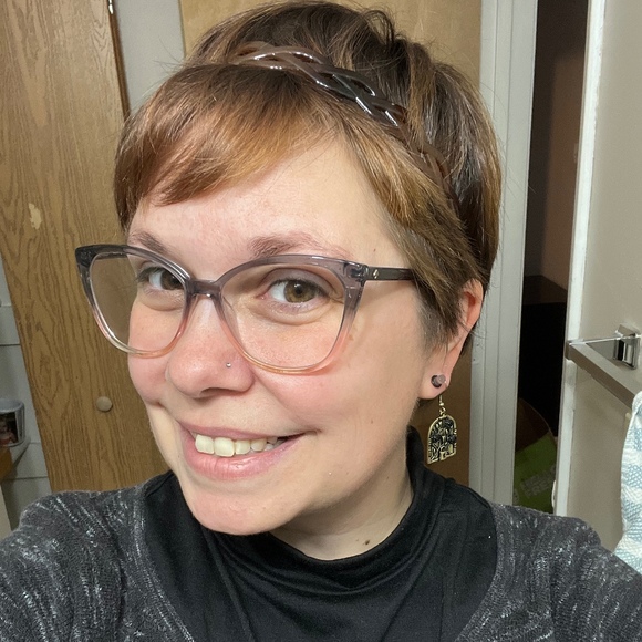 Profile Picture of Julie Hautzinger (@juliehautzinger) on Poshmark