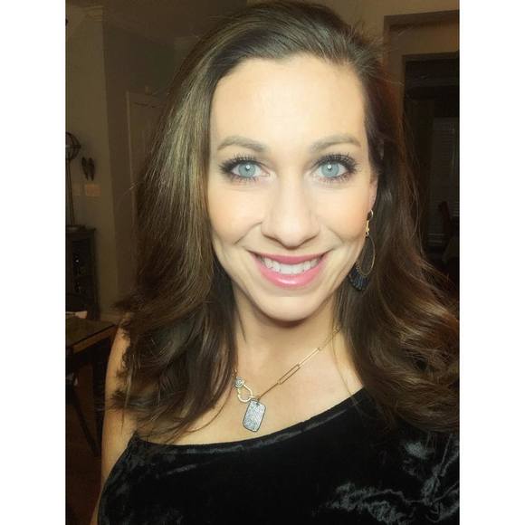 Profile Picture of Danielle Santella (@dsantella) on Poshmark