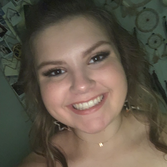 Profile Picture of Haley Secrist (@haleyasecrist) on Poshmark