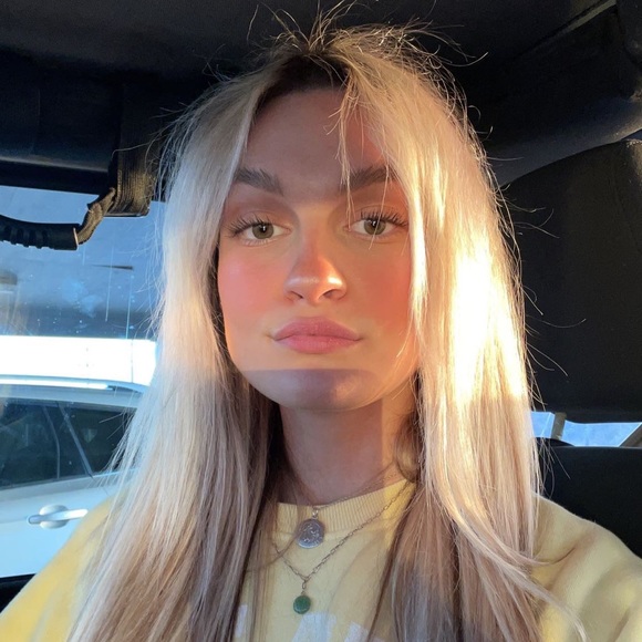 Profile Picture of Grace James (@gracejames598) on Poshmark