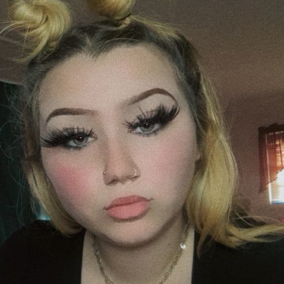 Profile Picture of Lucia Wilson (@lucia_wilson) on Poshmark