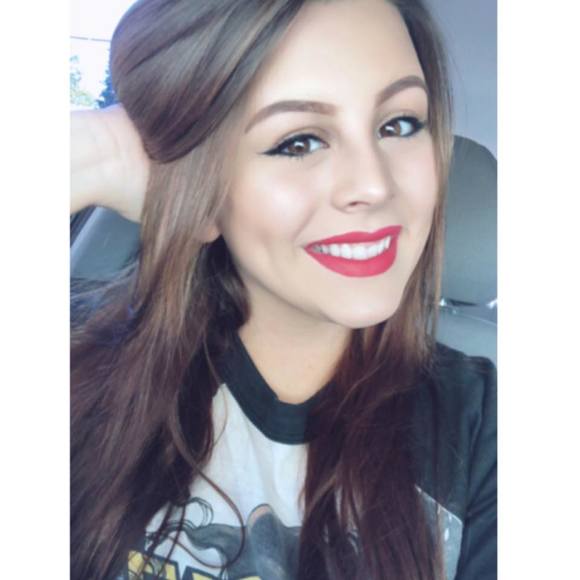 Profile Picture of Katelynn Hull (@katelynnrenee99) on Poshmark