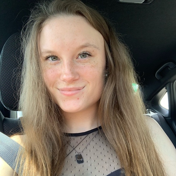 Profile Picture of Chloe Sharpe (@chloebell365) on Poshmark