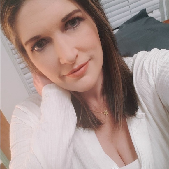 Profile Picture of Deanna Hirschi (@dhirschi3) on Poshmark