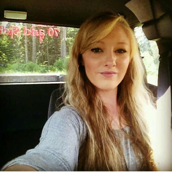 Profile Picture of Haley Gannon (@blonde_mama25) on Poshmark