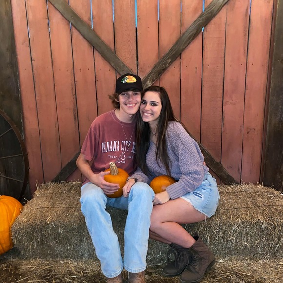 Profile Picture of Lauren Clinesmith (@laurencline123) on Poshmark