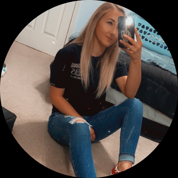Profile Picture of Lannie Rhea (@lanniemarie91) on Poshmark