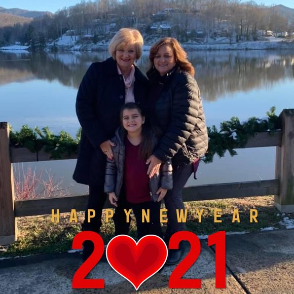 Profile Picture of Lisa Wheeler (@lisamwheeler) on Poshmark