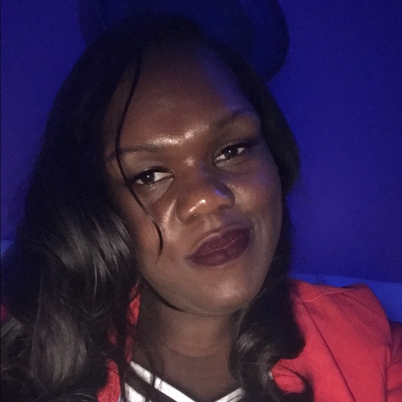 Profile Picture of Krystle Wright (@kryp1129) on Poshmark