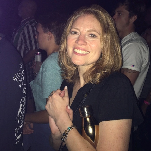 Profile Picture of Valerie Pillo (@vepillo) on Poshmark