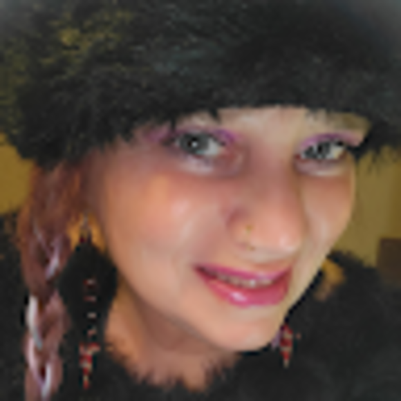 Profile Picture of Helene Darvalics (@helenedarvalics) on Poshmark