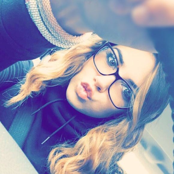 Profile Picture of Allison Harmon (@allisonkharmon) on Poshmark