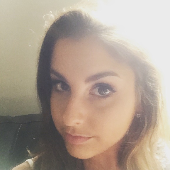 Profile Picture of Mindy Wozny (@mkwozny) on Poshmark