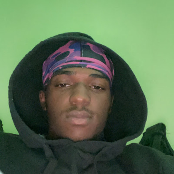 Profile Picture of Robert Larry (@robertdagod3333) on Poshmark