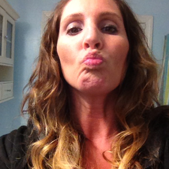 Profile Picture of Leigh Howison (@lhowison) on Poshmark