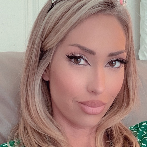 Profile Picture of Heather Lyon (@heathermlyon) on Poshmark