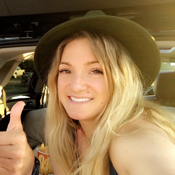 Profile Picture of Amelia Gaerte (@agaerte5) on Poshmark