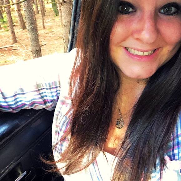 Profile Picture of Stephanie Groothuis (@seg6819) on Poshmark