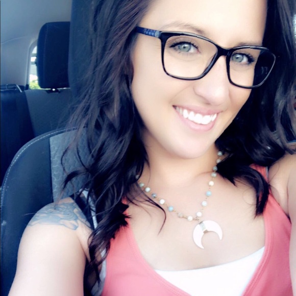 Profile Picture of Victoria Piotraczk (@vpiotraczk) on Poshmark