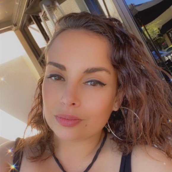 Profile Picture of Lorena Owens (@lorena_vrc) on Poshmark