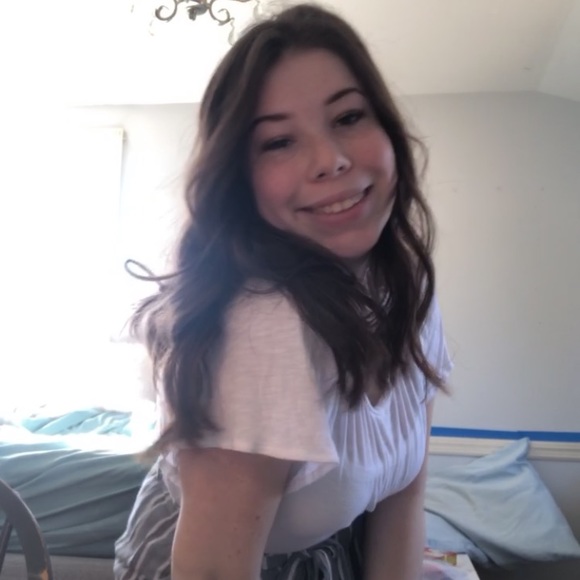 Profile Picture of Grace Manning (@gmannz) on Poshmark