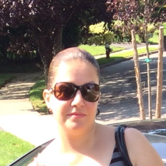 Profile Picture of Azza Awad (@azzaawad) on Poshmark