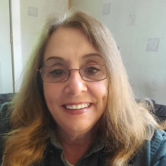 Profile Picture of Kim Schwab (@kimschwab) on Poshmark