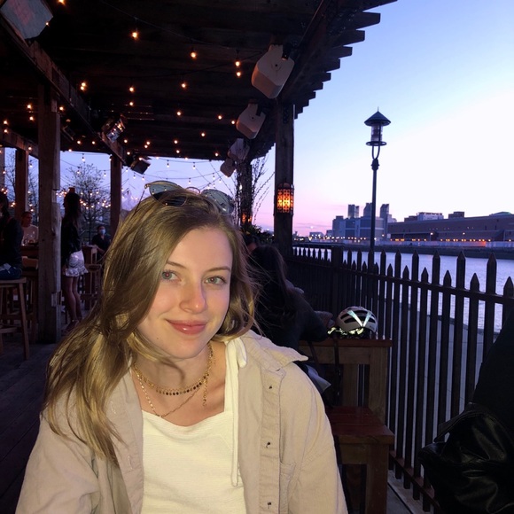 Profile Picture of Sarah Poolman (@sarahpclothing) on Poshmark