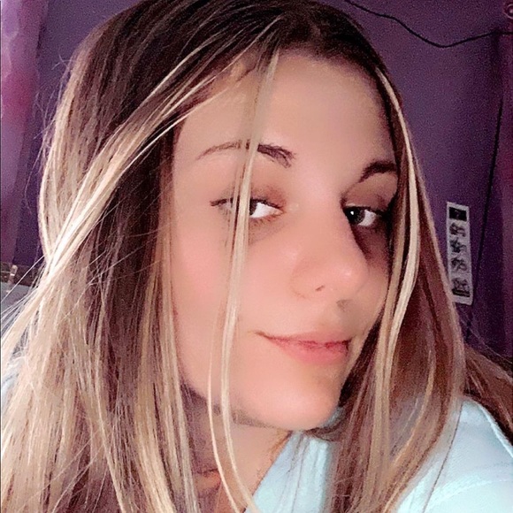 Profile Picture of Amanda Kozelka (@amanda_kozelka) on Poshmark