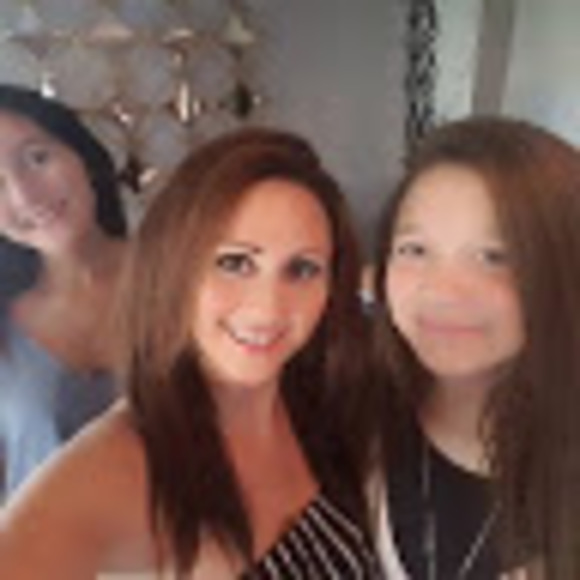 Profile Picture of Teresa Bartolini (@tbprettyeyes) on Poshmark