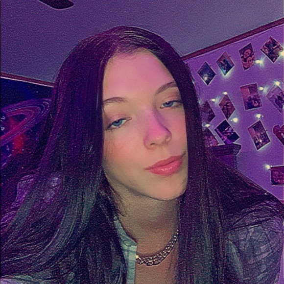 Profile Picture of Shaylee Brewer (@shayleebrewer) on Poshmark