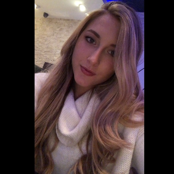Profile Picture of Taylor Fallacaro (@tayfal98) on Poshmark