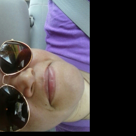 Profile Picture of Johnette Owens (@tootnut) on Poshmark