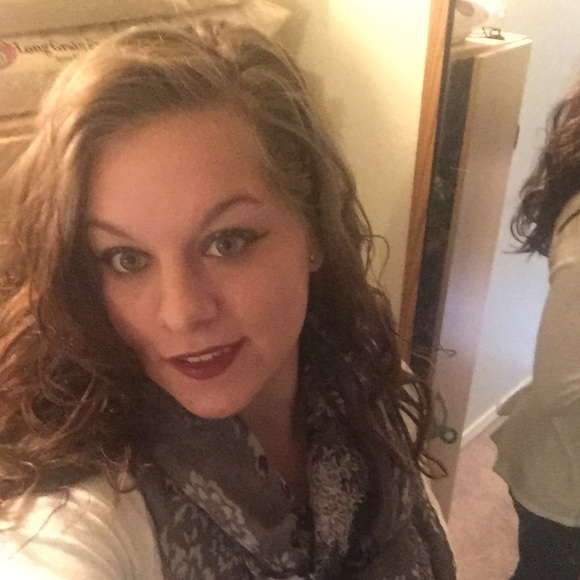 Profile Picture of Mandi Lemrick (@mandilemrick) on Poshmark