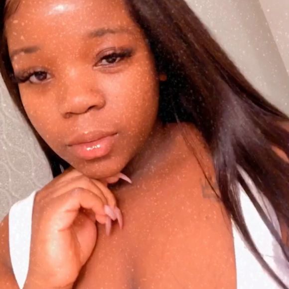 Profile Picture of Kellisha Benjamin (@queen_lishaaa) on Poshmark