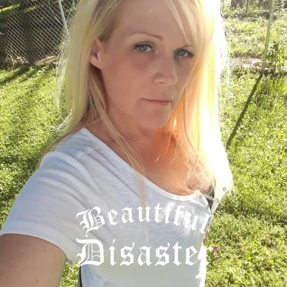 Profile Picture of Alicia Case (@alicia_case) on Poshmark