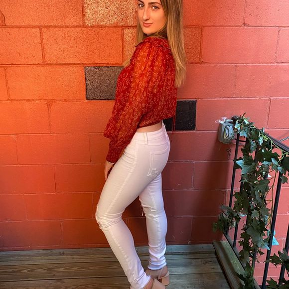 Profile Picture of Danielle Gee (@goldd19) on Poshmark