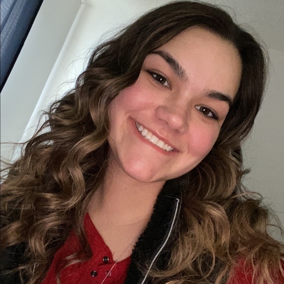 Profile Picture of Zoie Wiles (@zoie_wiles) on Poshmark