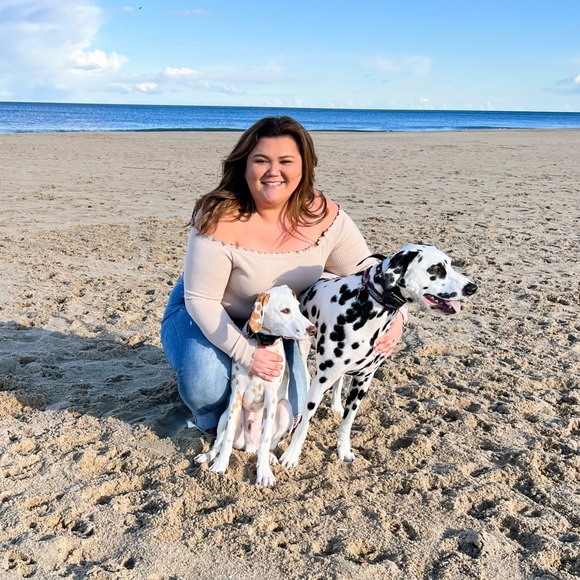 Profile Picture of Alexa Kim (@alexak2539) on Poshmark