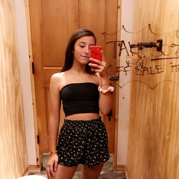 Profile Picture of Mia Jacobucci (@mia_jacobucci) on Poshmark