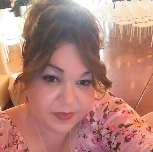 Profile Picture of Pauline Alcorn (@paulinealcorn77) on Poshmark