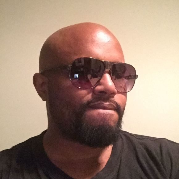 Profile Picture of Glenn Gray (@gl3nngr4y) on Poshmark