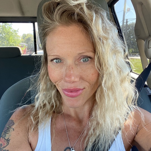 Robyn Howell - Poshmark Profile Picture of Robyn Howell (@robynhowell1121) on Poshmark