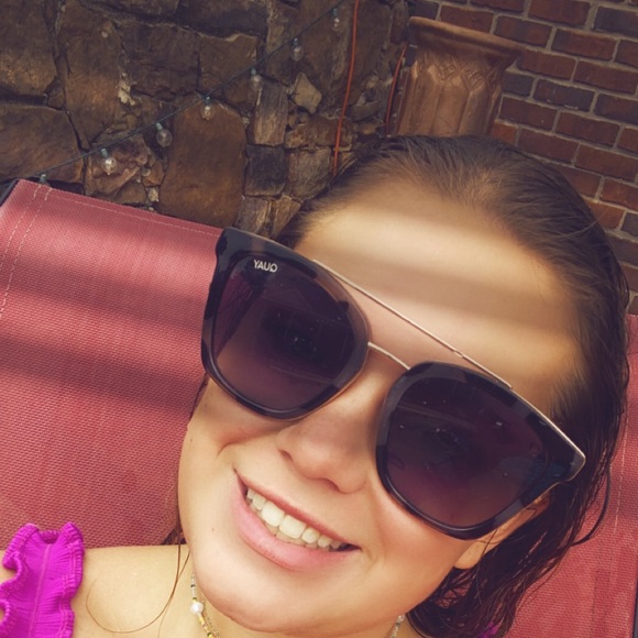 Profile Picture of Carlee Farrar (@carleefarrar15) on Poshmark