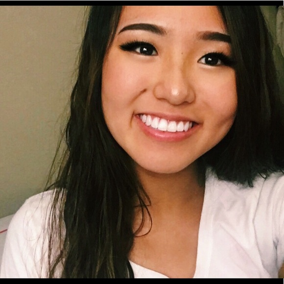 Profile Picture of Vivian Lee (@viviannlee) on Poshmark