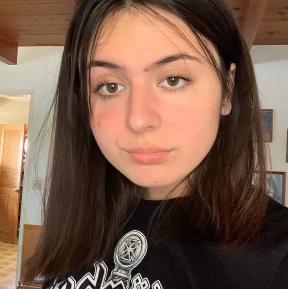 Profile Picture of Liliana Shomper (@racenit) on Poshmark