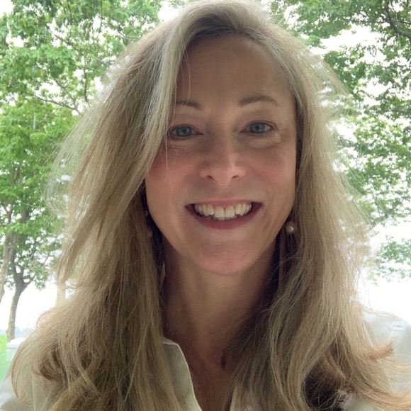 Profile Picture of Caroline Szymeczek (@caroline_szy) on Poshmark