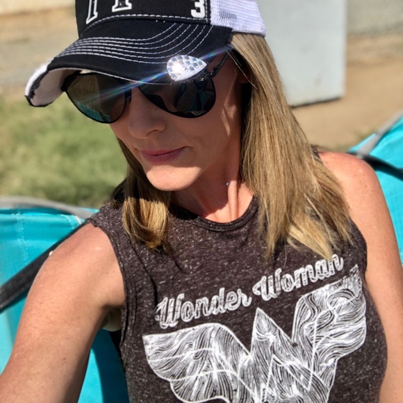 Profile Picture of Andrea Matthews (@poutlastbeauty) on Poshmark