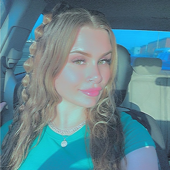 Profile Picture of Sav Coarsey (@sbrois) on Poshmark