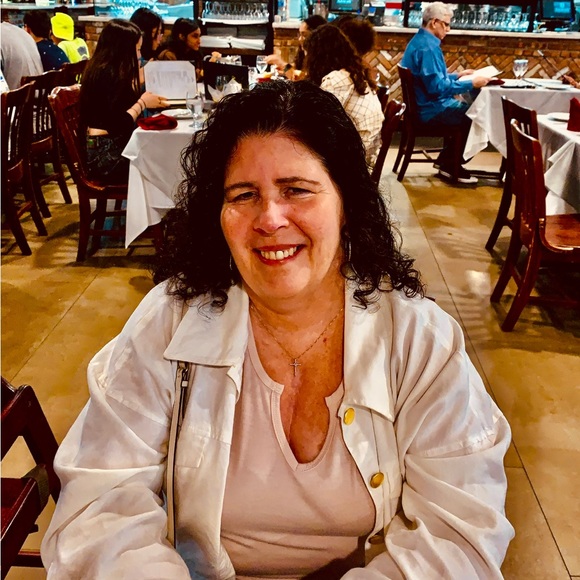 Profile Picture of Robin Hartnett (@ruhappy4life1) on Poshmark